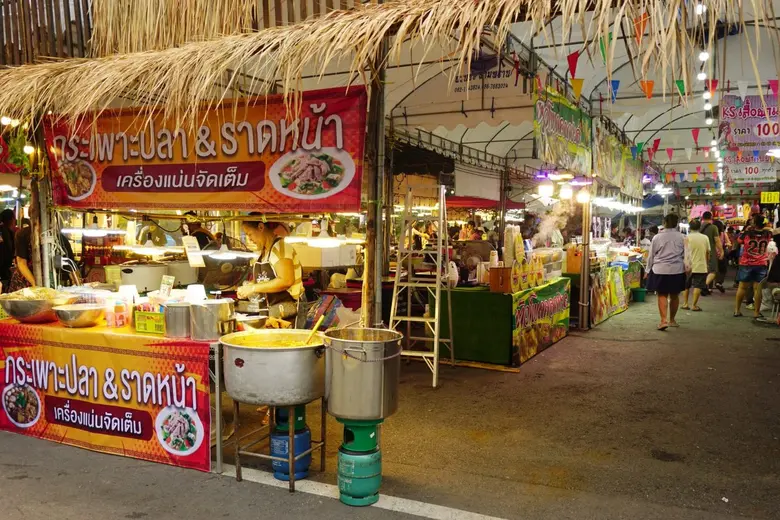 นายสรสิช เหลืองรุ่งเกียรติ ผู้อำนวยการเขต...