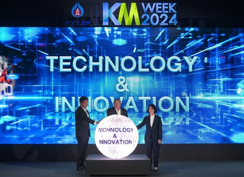 นายมนตรี ลาวัลย์ชัยกุล (กลาง) ประธานเจ้าห...