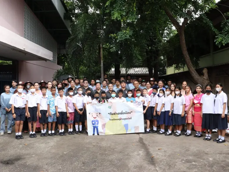 นายพลจักร มิ่งมหากุล (คนกลาง) เจ้าหน้าที่...