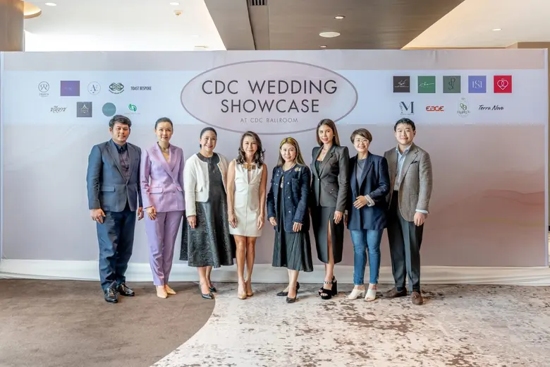 ศุภานวิต เอี่ยมสกุลรัตน์ ( ที่4จากซ้าย ) ...