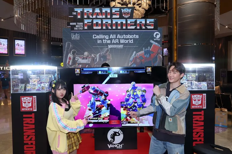 กัปตัน-ชลธร พร้อม ใบเฟิร์น แมนยู และมินตัน ดิ๊งด่อง ร่วมประลองการ์ดเกม ในงาน "The Transformers AR Card Game"