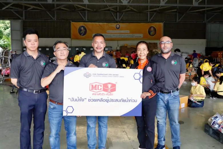 นายพชระ วรรธนวินิจ (คนกลาง) เจ้าหน้าที่บร...