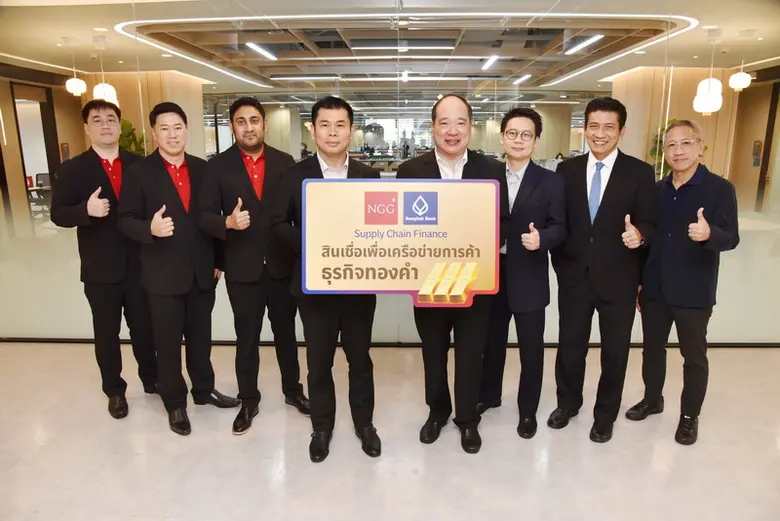 นายธนาศักดิ์ ทรัพย์หิรัญกุล (คนที่4ซ้าย) ประธานเจ้า...