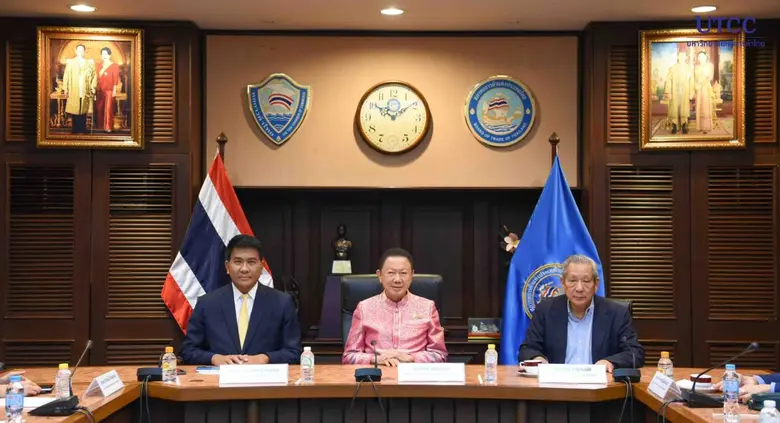 คุณสนั่น อังอุบลกุล ประธานกรรมการหอการค้า...