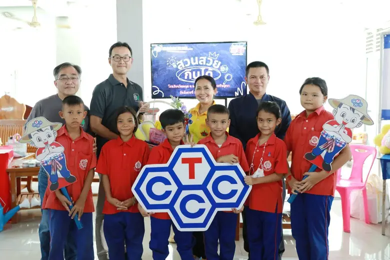 นายทาเคชิ โยโคโมริ (ที่ 2 ทางขวา) ประธานเ...