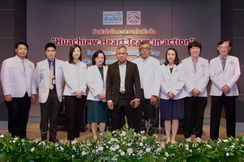 พญ.มนนภา ขุนณรงค์ (คนที่ 4 จากซ้าย) รองผู...