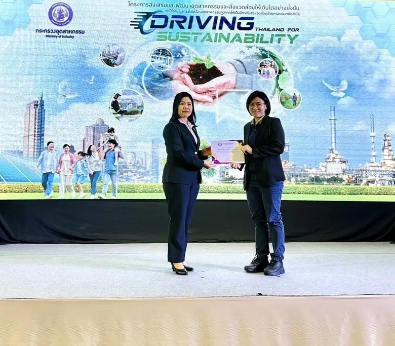 นางสาวณิรดา วิสุทธิชาติธาดา (คนซ้าย) ผู้ช...