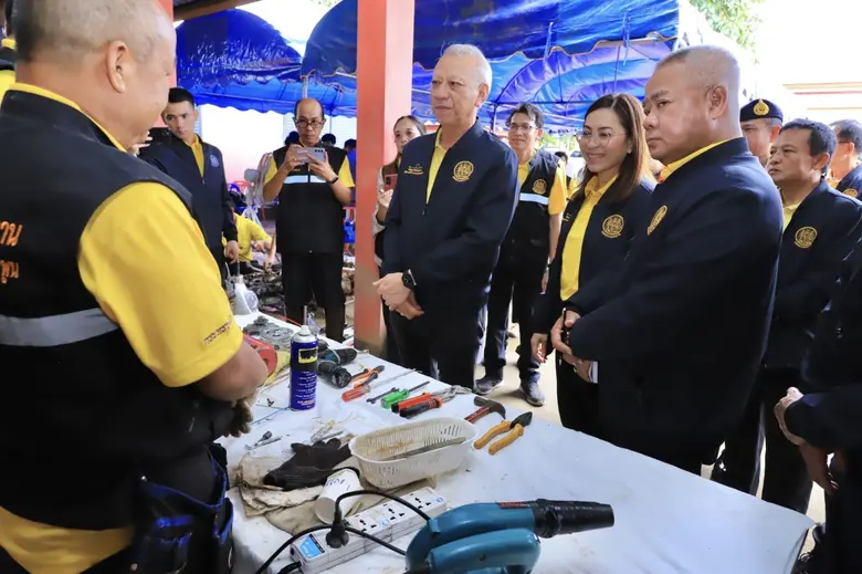 "พิพัฒน์" นำทีม ก.แรงงาน ลุยน้ำท่วมช่วยชาวบ้านต่อเนื่อง จ.เชียงราย พร้อมตั้ง 5 ศูนย์ รับซ่อมบ้าน ระบบไฟฟ้า เปลี่ยนน้ำมันเครื่องมอไซค์ ฟรี