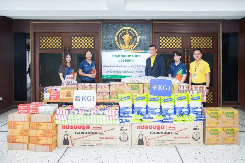 นางนันทรัตน์ สุรักขกะ (ที่ 2 จากซ้าย) รอง...