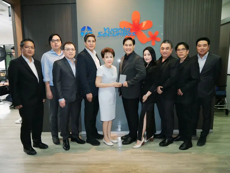 นายแพทย์วีรพล เขมะรังสรรค์ (ที่ 5 จากขวา)...