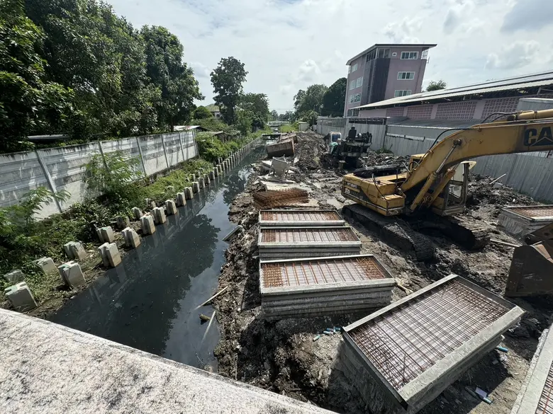 นายสมบัติ กนกทิพย์วรรณ ผู้อำนวยการเขตดอนเ...