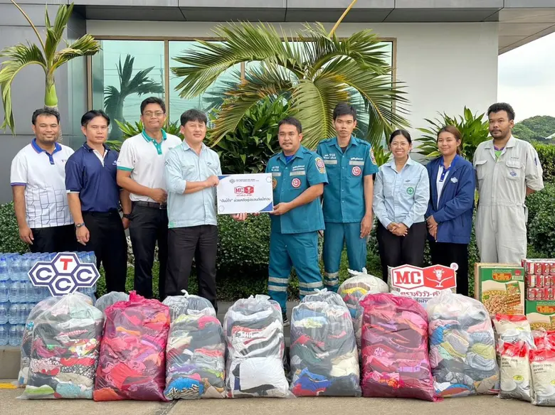 นายพลจักร มิ่งมหากุล (ที่ 4 จากซ้าย) เจ้า...