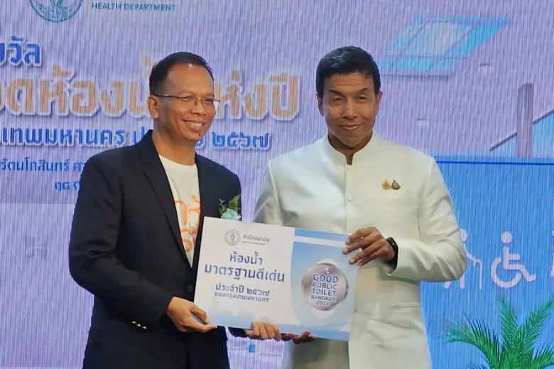 นายด้าว เสาร์ทอง ผู้ช่วยอธิการบดีฝ่ายอาคา...