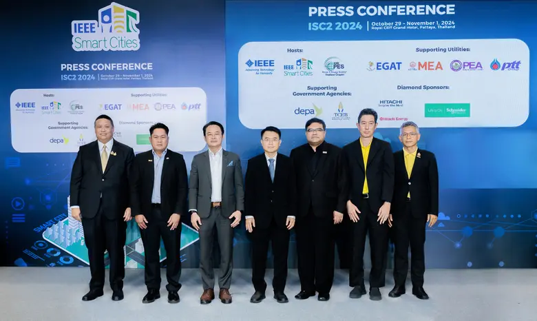 นายชูเกียรติ ยั่งยืนบางชัน (คนกลาง) ผู้ช่...