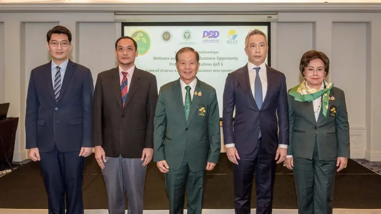 ผศ.ดร.จันทร์จิรา วงษ์ขมทอง ผู้อำนวยการหลั...