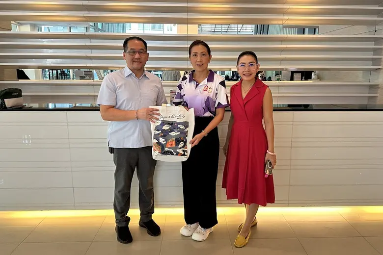 สทาวุฒิ เสริมประเสริฐ (คนที่ 1 จากซ้าย) ผ...