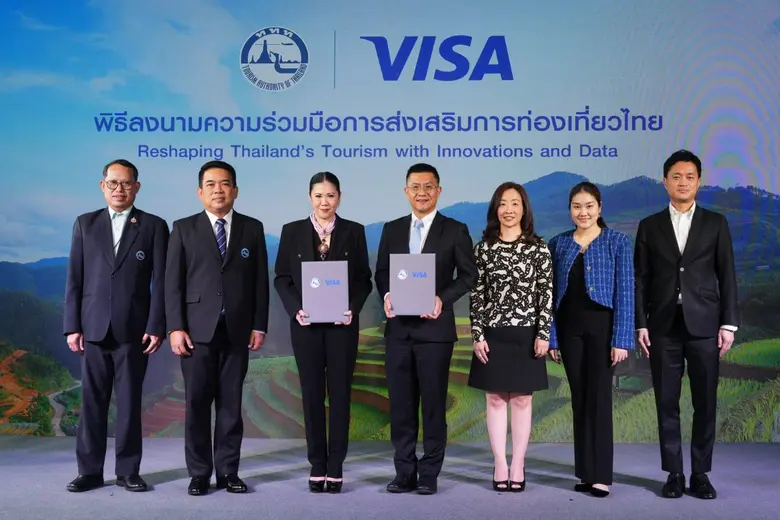 นางสาวฐาปนีย์ เกียรติไพบูลย์ (สามจากซ้าย)...