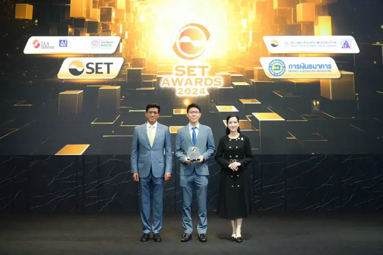 นายธันยา หวังธำรง (กลาง) ประธานเจ้าหน้าที...