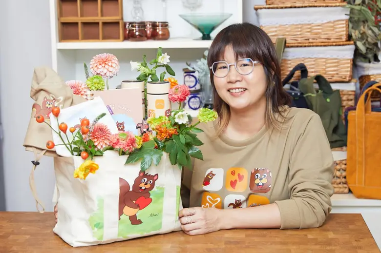 กรมสมเด็จพระเทพรัตนราชสุดาฯ พระราชทานภาพวาดฝีพระหัตถ์ "กระรอกเปี่ยมสุข" จัดทำของที่ระลึกการกุศล สมทบทุนมูลนิธิรามาธิบดีฯ ช่วยเหลือผู้ป่วยยากไร้ และซื้อเครื่องมือแพทย์