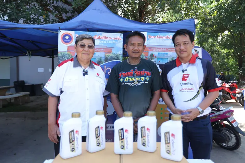 ดร.ธนศักดิ์ วหาวิศาล และ ทีมงาน บริษัท น้...