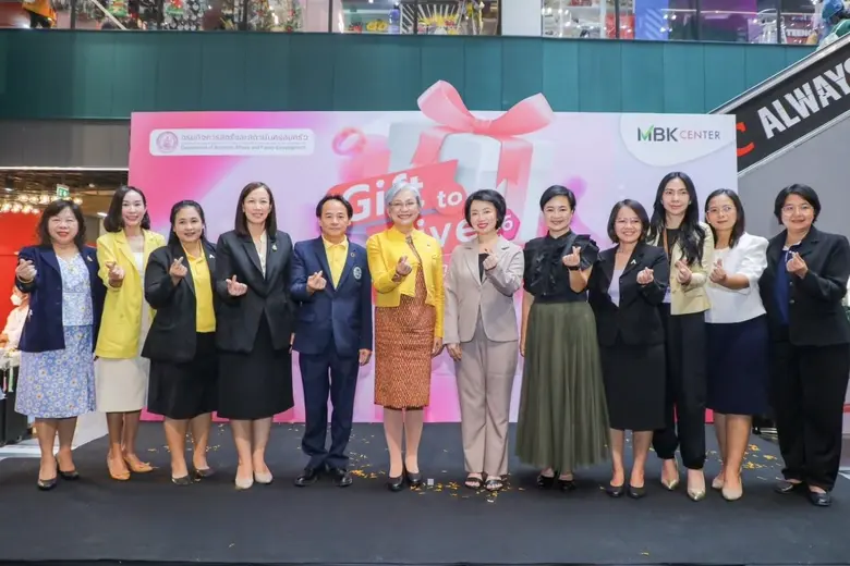 นางสาวพุทธชาด ศรีนิศากร (ที่ 7 จากซ้าย) ป...