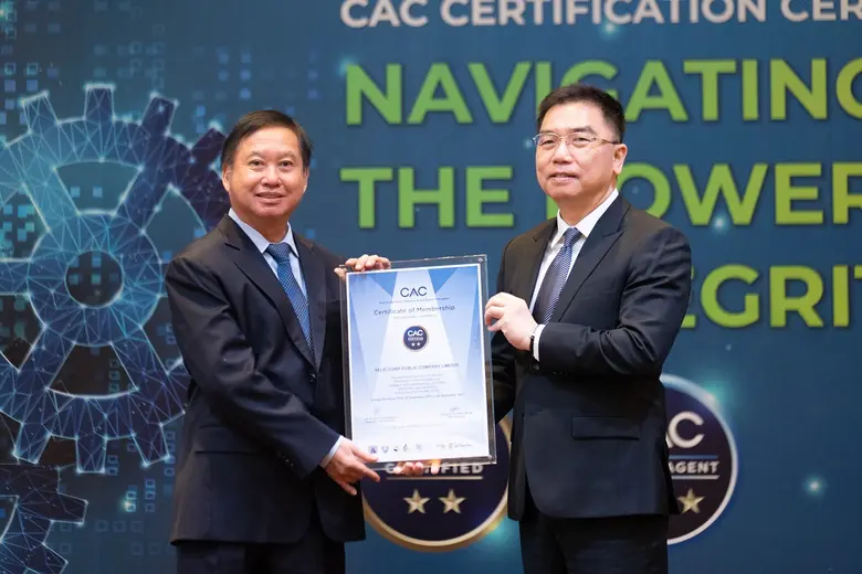 นายอัฒฑวุฒิ หิรัญบูรณะ (ซ้าย) ประธานกรรมก...