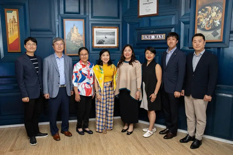 คุณ นทพร บุญบุบผา (ที่ 4 จากขวา) ประธานกร...