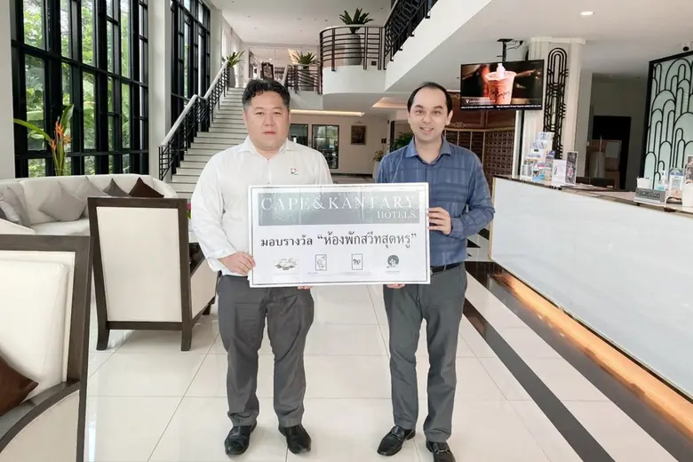กิตติเดช คุ้มม่วง (ขวา) ผู้จัดการโรงแรมแค...
