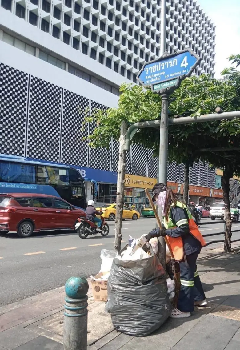 นายสบโชค ณ ศรีโต ผู้อำนวยการเขตราชเทวี กท...