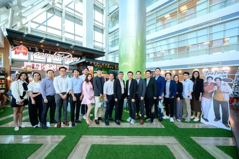 คุณพิทักษ์ รัชกิจประการ (ที่ 8 จากขวา) ปร...