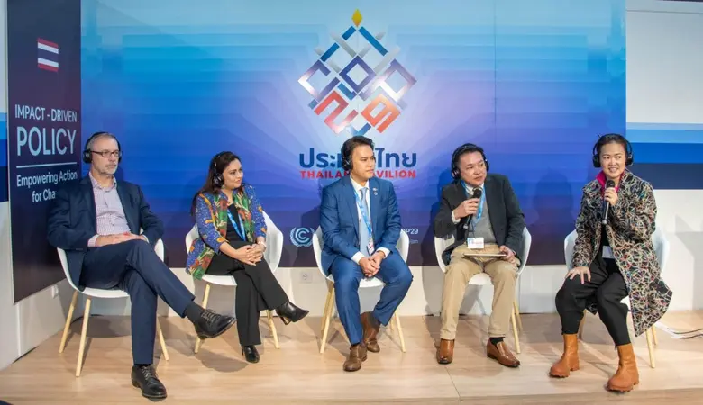 นายพูนสิทธิ์ ว่องธวัชชัย (ที่ 2 จากขวา) ผู้ช่วยกรรม...