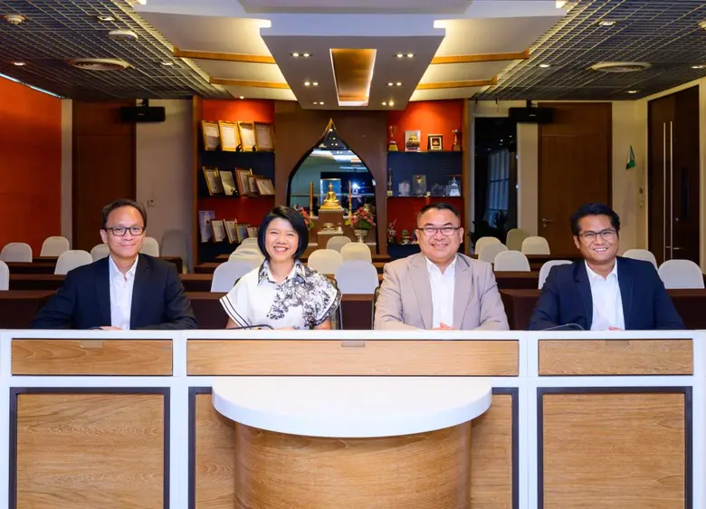 ดร.ศักดิ์ดา พรรณไวย (กลาง) กรรมการผู้จัดก...