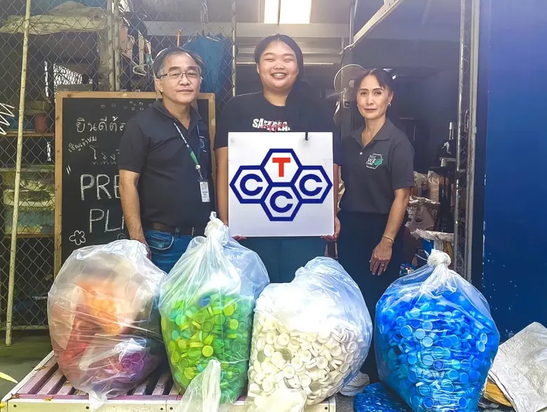 นายณัฐกร จิตราภัณฑ์ (ที่ 1 ทางซ้าย) ผู้จั...