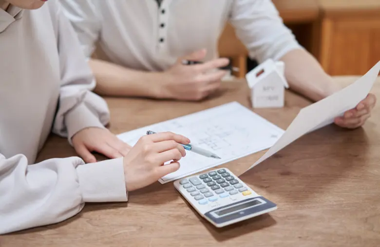 รีไฟแนนซ์บ้าน vs. ขอลดดอกเบี้ย เลือกทางไหนคุ้มกว่า