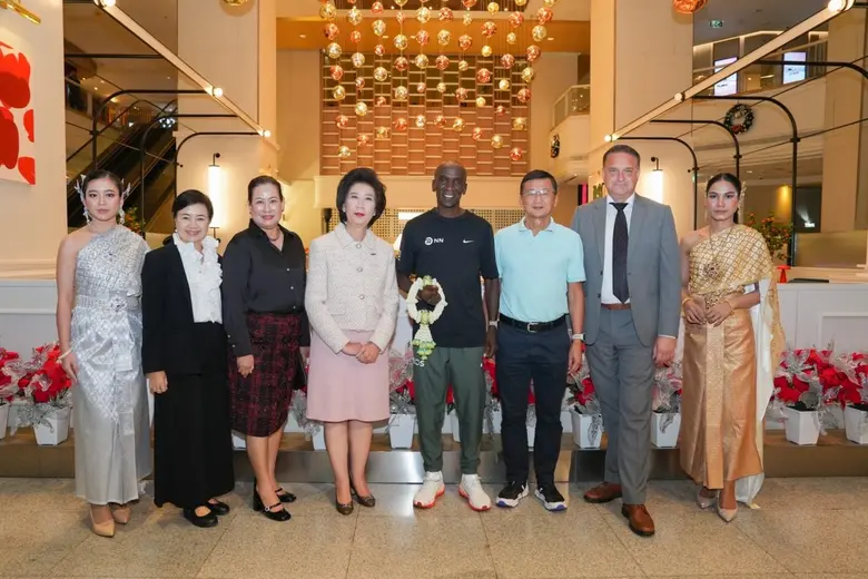 นางสาวอาทร วนาสันตกุล ประธานเจ้าหน้าที่บร...