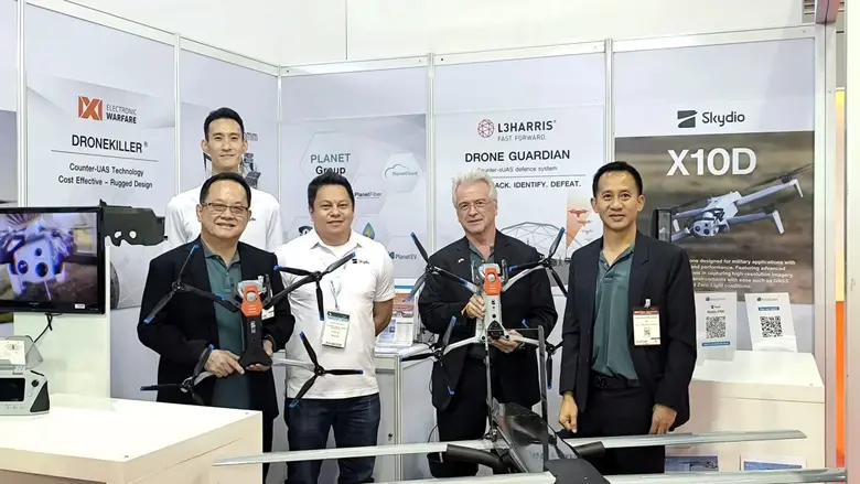 คุณประพัฒน์ รัฐเลิศกานต์ (ซ้ายสุด) ประธาน...