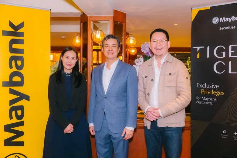 นายอารภัฏ สังขรัตน์(กลาง) ประธานเจ้าหน้าท...