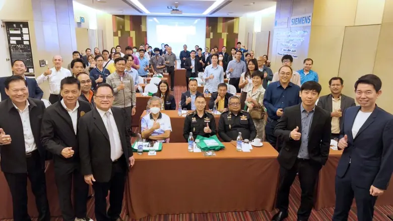 คุณประพัฒน์ รัฐเลิศกานต์ (แถวหน้าที่ 3 จา...