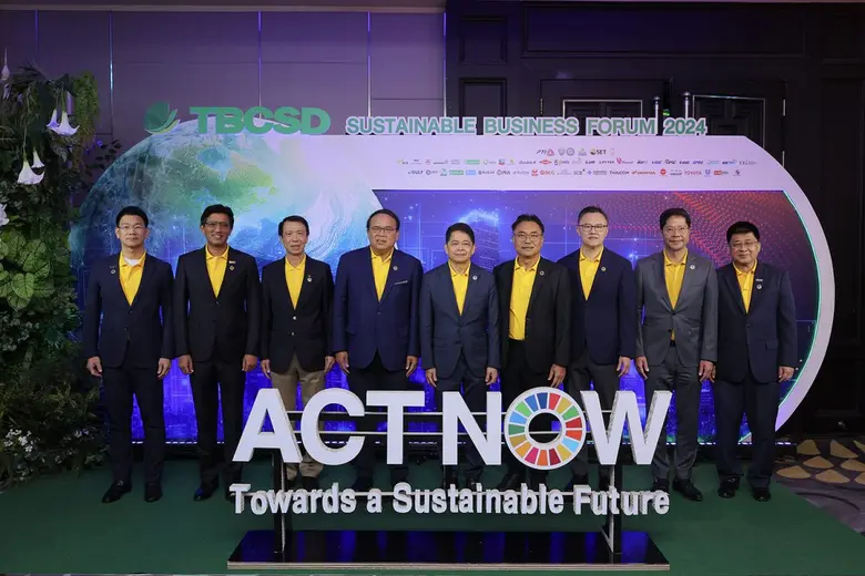 ประเสริฐ บุญสัมพันธ์ (กลาง) ประธานองค์กรธ...