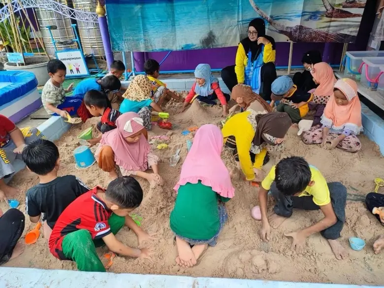 สนามสนุก ของเด็กปฐมวัย นิเวศสื่อสุขภาวะ (สื่อดี พื้นที่ดี ภูมิดี) ของชุมชนราษฎร์พัฒนา