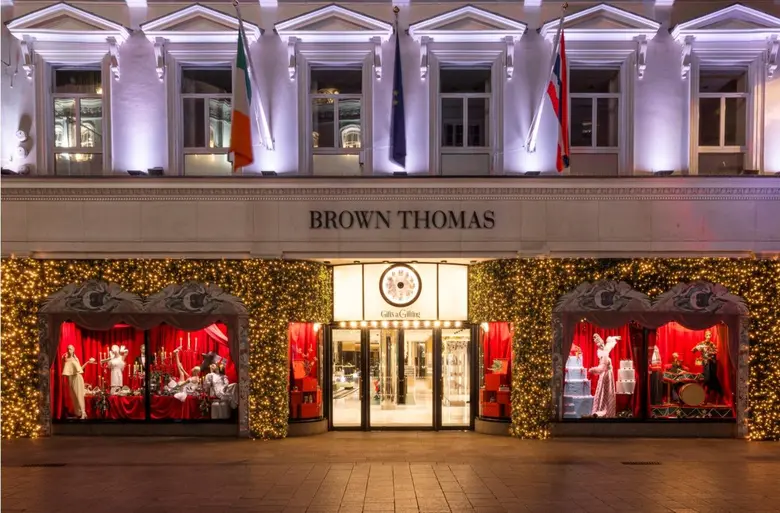 เมื่อลมหนาวเริ่มพัดมาและแสงไฟระยิบระยับส่...