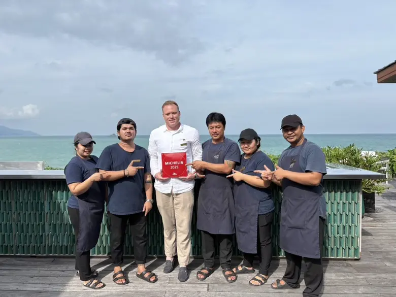 ทอม สโตร์อัพ (คนที่ 3 จากซ้าย) ผู้จัดการท...