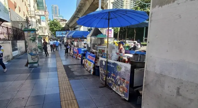 นายสบโชค ณ ศรีโต ผู้อำนวยการเขตราชเทวี กท...