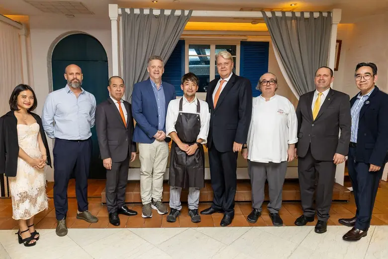 มร.โรเบิร์ต เมาเรอร์ เลิฟเลอร์ (ที่ 4 จาก...