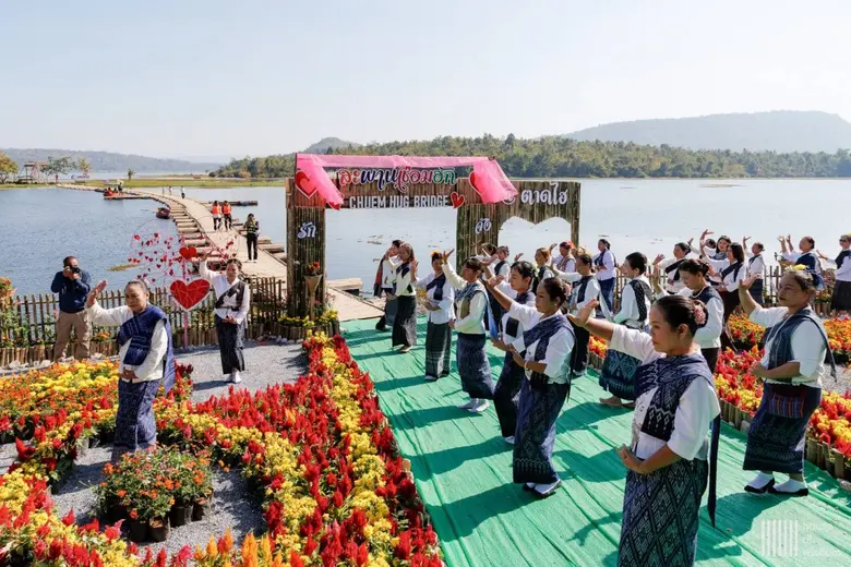 นักท่องเที่ยวแห่ ร่วมงาน เปิดสะพานเชื่อมฮัก ประกวดควายงาม จังหวัดหนองบัวลำภู