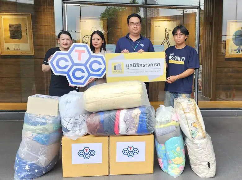 นายสึโยชิ โอซากิ (ที่ 2 จากขวา) เจ้าหน้าท...