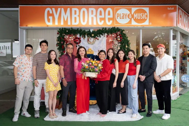 นนทกานต์ ทัพพะรังสี อึง (ที่ห้าจากซ้าย) ผ...