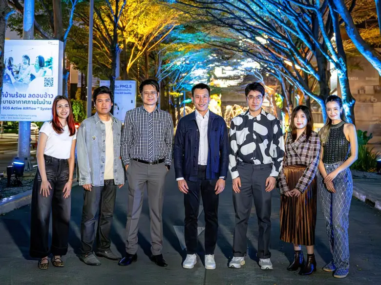 กวินทร์ เอี่ยมสกุลรัตน์ (ที่ 4 จากซ้าย) ป...