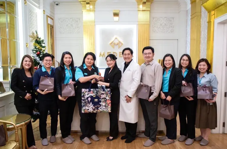 นายแพทย์วีรพล เขมะรังสรรค์ (ที่ 5 จากขวา)...