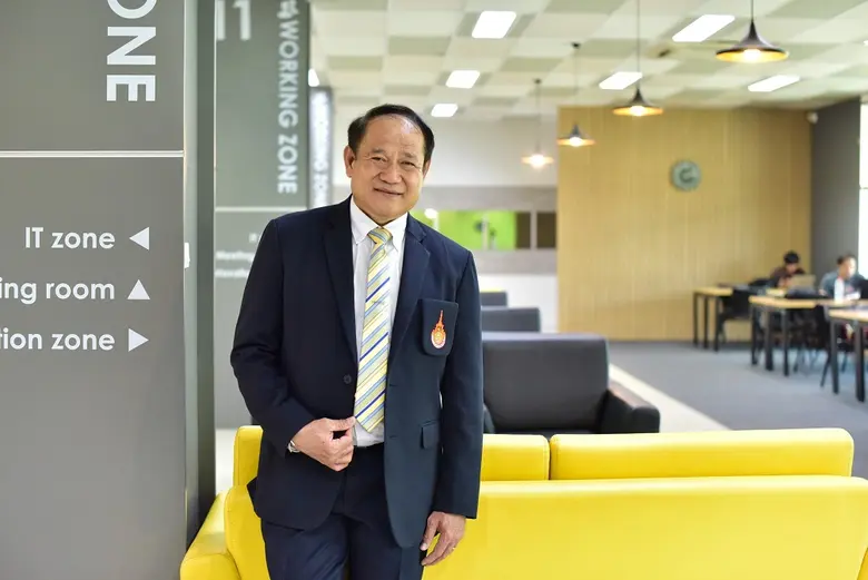 รศ.ดร.สมหมาย ผิวสอาด รักษาการในตำแหน่งอธิ...